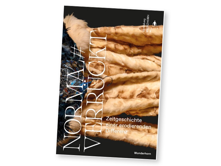 Ausstellungskatalog: normal#verrückt. Zeitgeschichte einer erodierenden Differenz Cover des Ausstellungskatalogs "Normal#Verrückt – Zeitgeschichte einer erodierenden Differenz", gestaltet mit Fellstruktur und abstraktem Hintergrund,