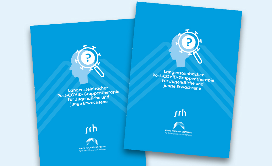 Titel „Langensteinbacher Post-COVID-Gruppentherapie für Jugendliche und junge Erwachsene“ Zwei überlappend dargestellte blaue Broschüren mit dem Titel „Langensteinbacher Post-COVID-Gruppentherapie für Jugendliche und junge Erwachsene“. Das Titelmotiv zeigt den Umriss eines Kopfes mit einer Lupe und einem stilisierten Virus-Symbol. Unten sind die Logos des SRH Klinikums und der Hans-Ruland-Stiftung für Rehabilitationsforschung abgebildet.
